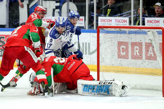 Leksands Jesper Ollas framför Moras Erlend Lesund, Joakim