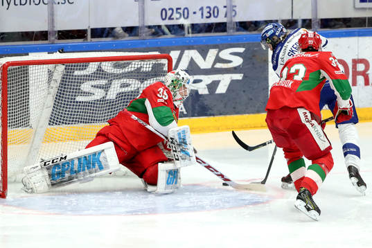 Leksands Patrik Norén framför Moras målvakt Christian