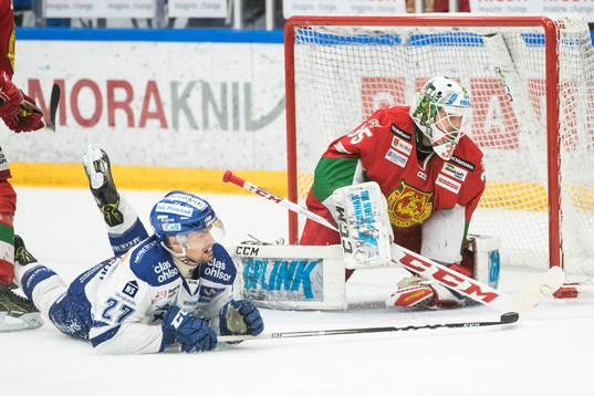 Leksands Eric Castonguay och Moras målvakt Christian