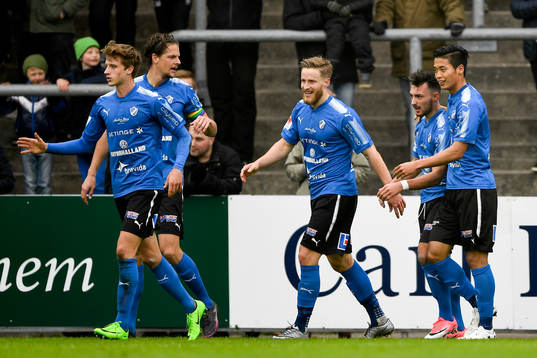 Halmstads Sead Haksabanovic jublar med lagkamrater efter 1-0