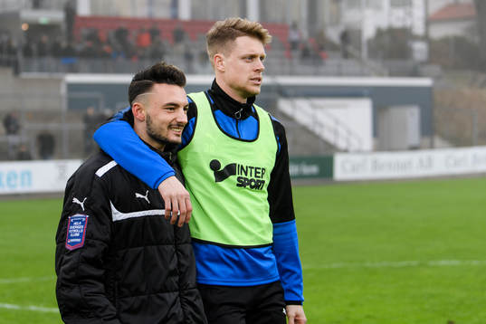 Halmstads Sead Haksabanovic och målvakt Malkolm Nilsson jublar