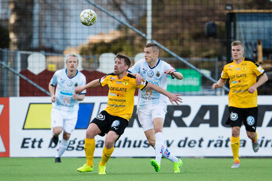 Frejs Joakim Runnemo i kamp om bollen med Gefles Piotr Johansson