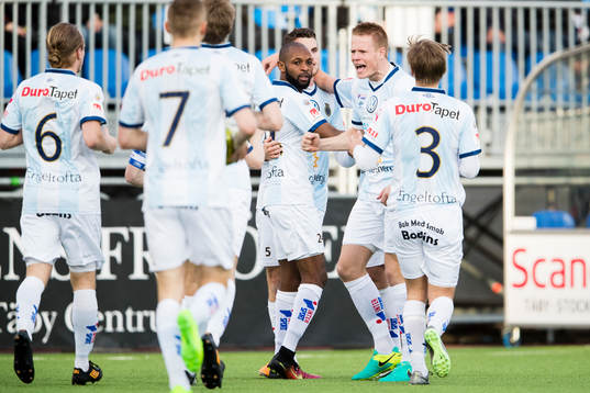 Gefles René Makondele Muzola jublar tillsammans med Martin Rauschenberg Brorsen