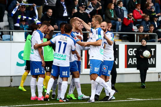 Norrköpings Filip Dagerstål blir omklappad av