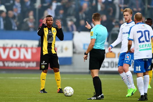 Hammarbys Joseph Aidoo interagerar med domaren