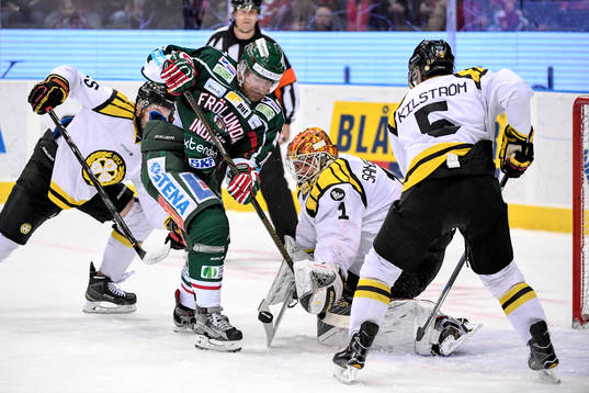 Frölundas Sean Bergenheim oroar framför Brynäs målvakt