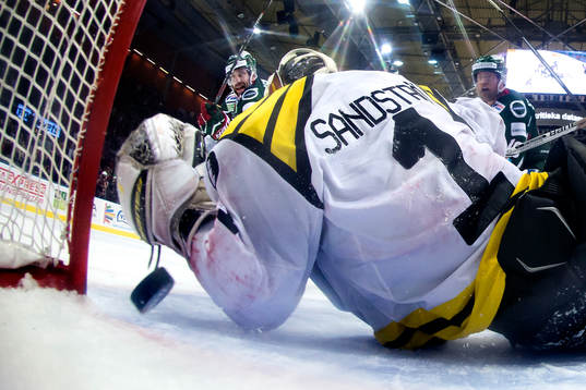 Pucken passerar mållinjen