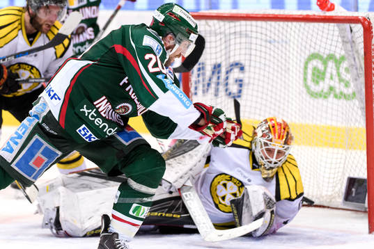 Frölundas Joel Lundqvist skjuter pucken mot mål i