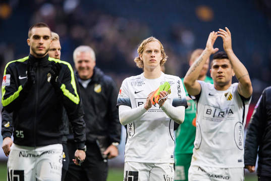 Häckens Gustav Berggren och Paulinho tackar publiken