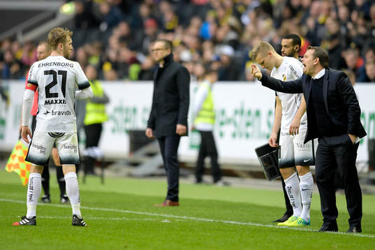 Häckens Rasmus Lindgren får instruktioner av tränare Mikael Stahre