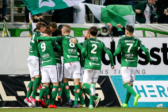 Jönköpings Daryl Smylie jublar med lagkamrater