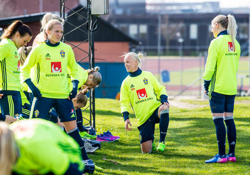 Caroline Seger i mitten bland spelarna