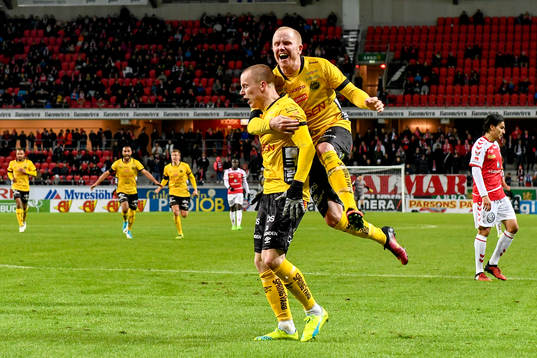 Elfsborgs Daniel Gustavsson och Simon Lundevall jublar