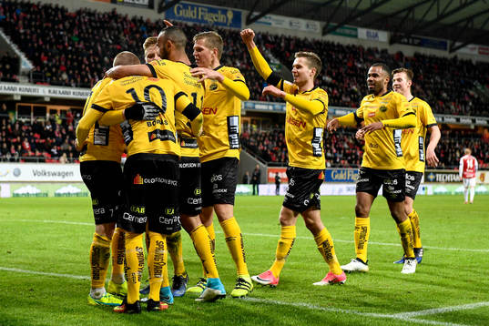 Elfsborgs Daniel Gustavsson jublar med lagkamrater