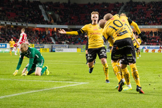 Elfsborgs Daniel Gustavsson (skymd i bild) jublar