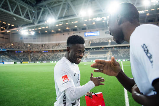 Sirius Kingsley Kofi Sarfo jublar med Moses Ogbu