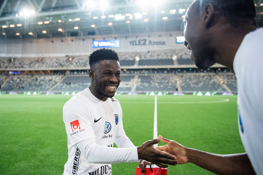 Sirius Kingsley Kofi Sarfo jublar med Moses Ogbu