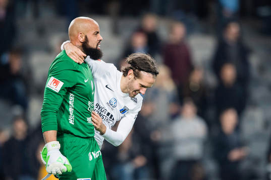 Sirius Johan Eiswohld  och målvakt Joshua Wicks  jublar vid slutsignal