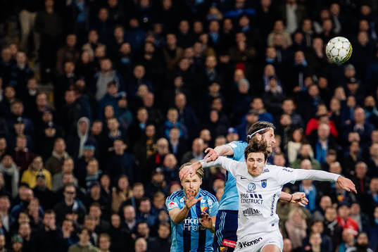 Djurgårdens Jonas Olsson i en duell med Sirius Jesper