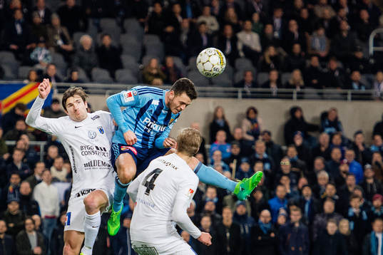 Sirius Jesper Arvidsson i en nickduell med Djurgårdens