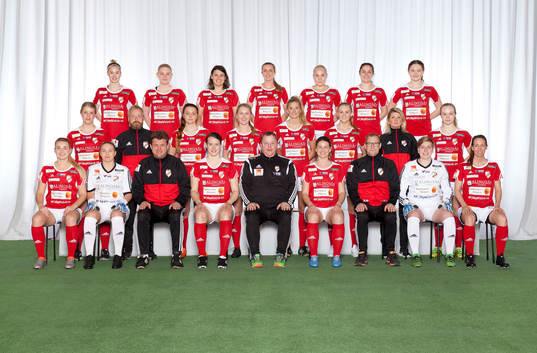 Holmalund poserar för en lagbild den 4 april 2017 i Alingsås. Bakre ledet fr. v. Ebba Ranieli, Sophie Högrell, Rebecca Cameras, Olivia Sultan, Ellen Karlsson, Anna Scavo, Maja Udd. Mittenledet fr. v. Nicole Fallqvist, assisterande tränare Robert Sjöqvist, Felicia Edgren, Hilda Svensson, Alice Eliasson, Beatrice Persson, fystränare Sophia Olofsson, Sofia Olsson. Sittande fr. v. Amalia Arvidsson, Amanda Olsson, tränare Christer Stolt, Anna Furberg, materialförvaltare Thomas Fallqvist, Ronia Gustafsson, målvaktstränare Robert Preissler, Moa Edrud, Pernilla Johansson.