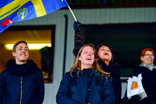 Rosengårds sportchef Therese Sjögran, Lina Nilsson och Ali Riley på läktaren