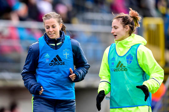 Sveriges Lotta Schelin och Nathalie Björn värmer upp