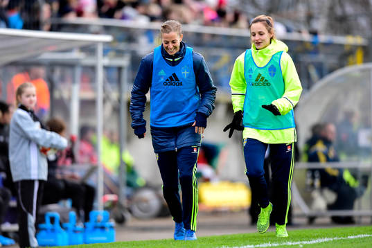 Sveriges Lotta Schelin och Nathalie Björn värmer upp