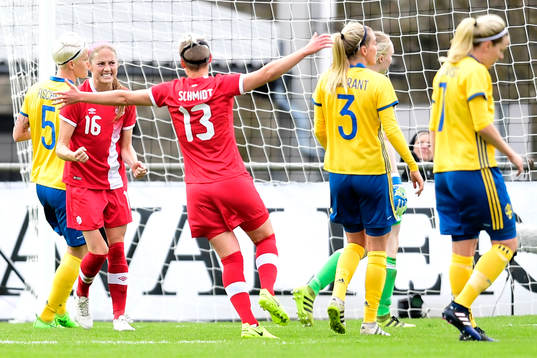 Kanadas Janine Beckie jublar med Sophie Schmidt efter att ha gjort 0-1