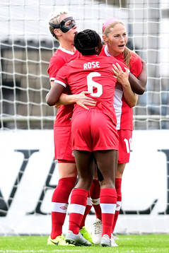 Kanadas Janine Beckie, Sophie Schmidt och Deanne Rose jublar efter att Beckie gjort 0-1