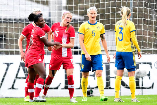 Kanadas Janine Beckie jublar med Deanne Rose  efter att ha gjort 0-1