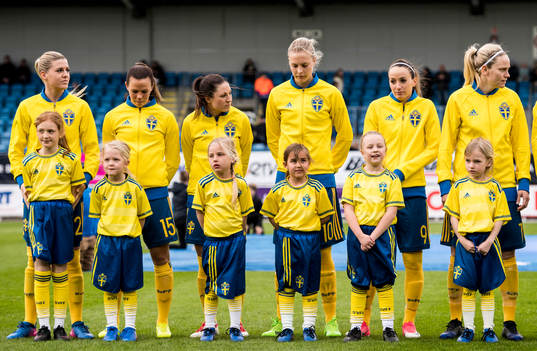 Knattar framför Sveriges spelare vid lineup