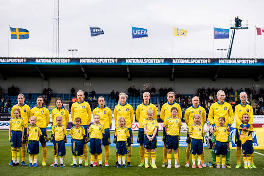 Knattar framför Sveriges spelare vid lineup