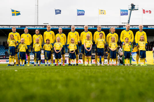Knattar framför Sveriges spelare vid lineup