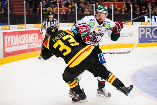 Brynäs Elias Fälth stoppas av Frölundas Nicklas Lasu