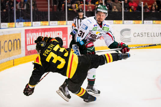Brynäs Elias Fälth stoppas av Frölundas Nicklas Lasu