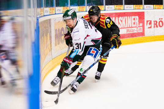 Frölundas Nicklas Lasu i kamp om pucken med Brynäs