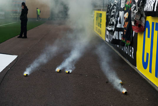 Matchen avbryts på grund av pyroteknik