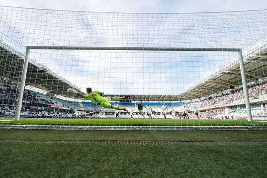 Dalkurds målvakt Frank Pettersson gör en räddning