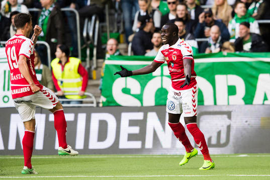 Kalmars Melker Hallberg och Papa Alioune Diouf jublar