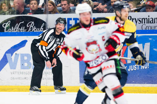 Domare Patrik Sjöberg har ont