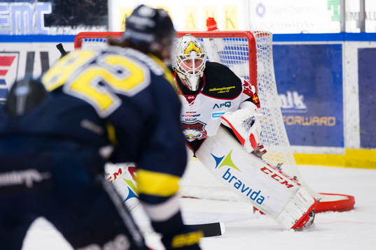 s Kevin Stenlund gör 1-0 bakom Malmö Redhawks målvakt