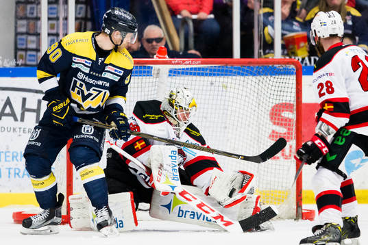 s Ted Brithén framför Malmö Redhawks målvakt Oscar