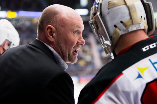 Malmö Redhawks tränare Peter Andersson instruerar Malmö