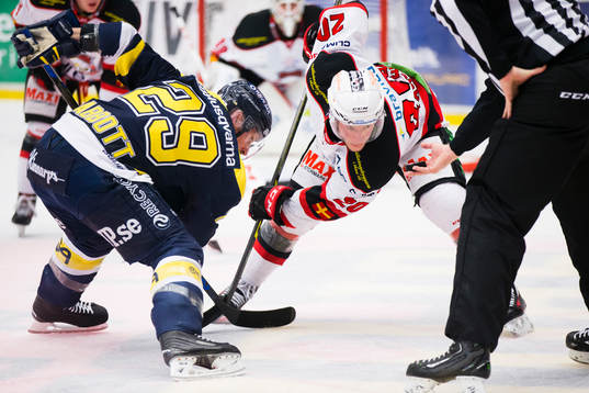 s Chris Abbott tekar mot Malmö Redhawks Erik Forssell