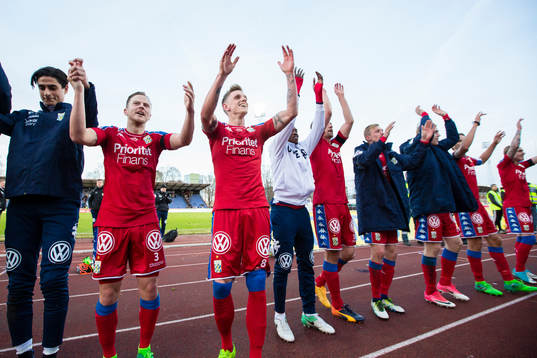 IFK Göteborgs spelare tackar supportrarna