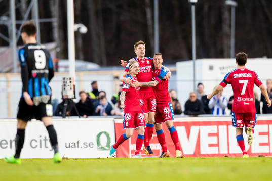 IFK Göteborgs Mikkel Diskerud (m) firar 0-2 målet med