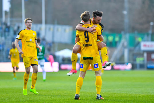 Halmstads Alexander Ruud Tveter och Sead Haksabanovic jublar efter 2-2