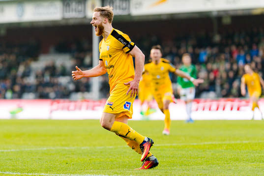 Halmstads Alexander Ruud Tveter jublar efter sitt 2-0 mål