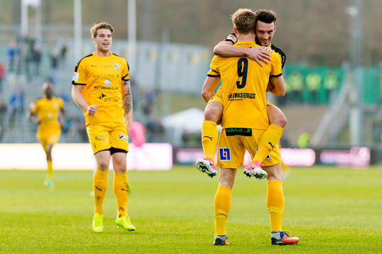 Halmstads Alexander Ruud Tveter och Sead Haksabanovic jublar efter 2-0 målet